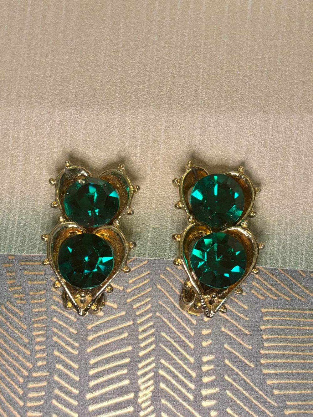 💚 Vintage Avon Gold-Plated Heart Emerald Stone Earrings 💚